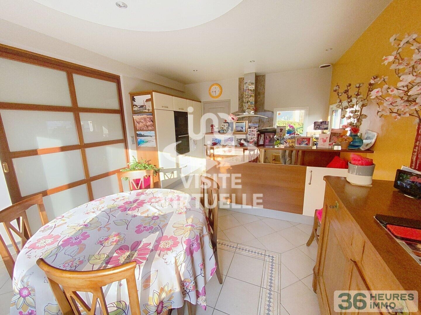 MAISON AVEC JARDIN 3 CHAMBRES SDE ET SDB DOUBLE GARAGE