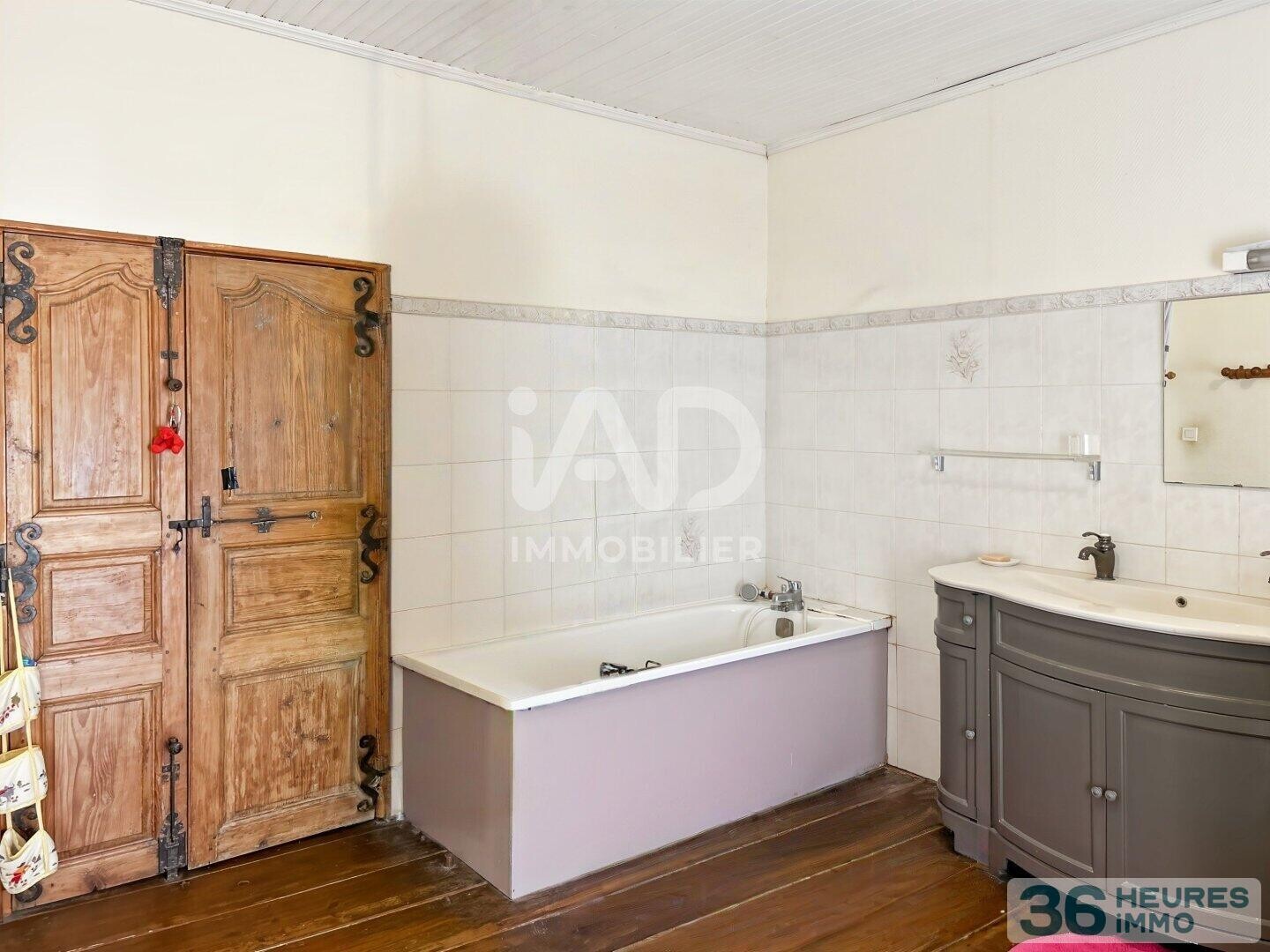 Beauvoisin - Maison de ville 226 m2 jardin garage et piscine