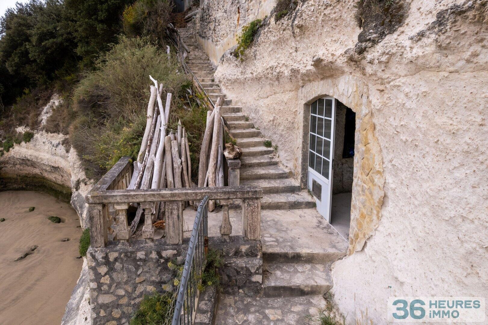 Villa d'exception avec chemin à flanc de falaise et grotte privée  - proche Royan vue Océan