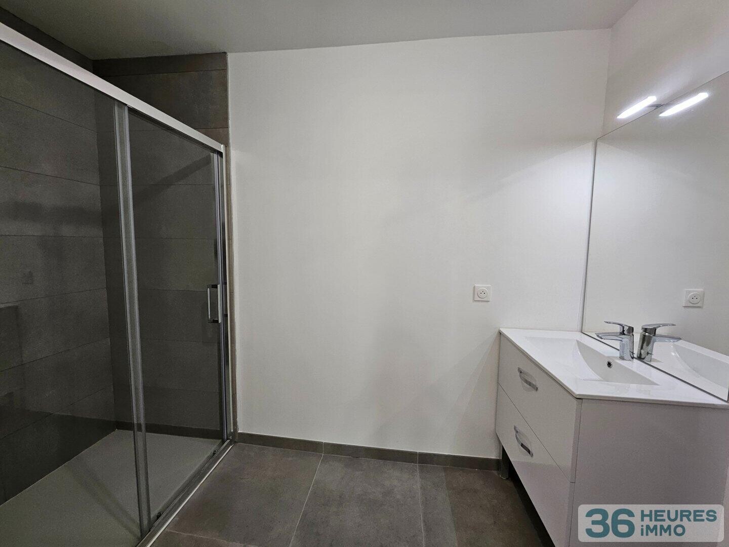 Appartement récent avec terrasse et  double parking