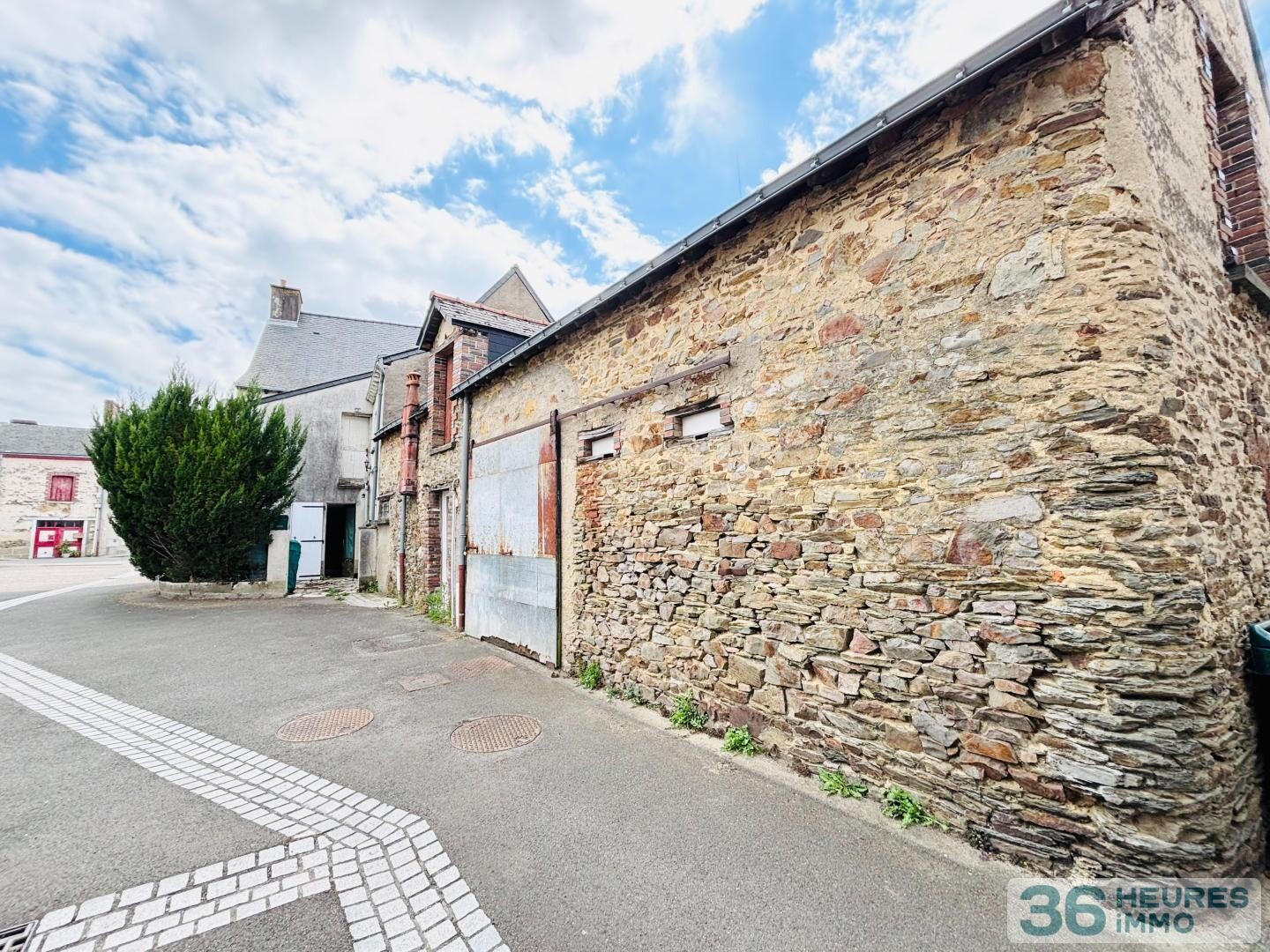 Maison centre ville avec bâtiments commerciaux