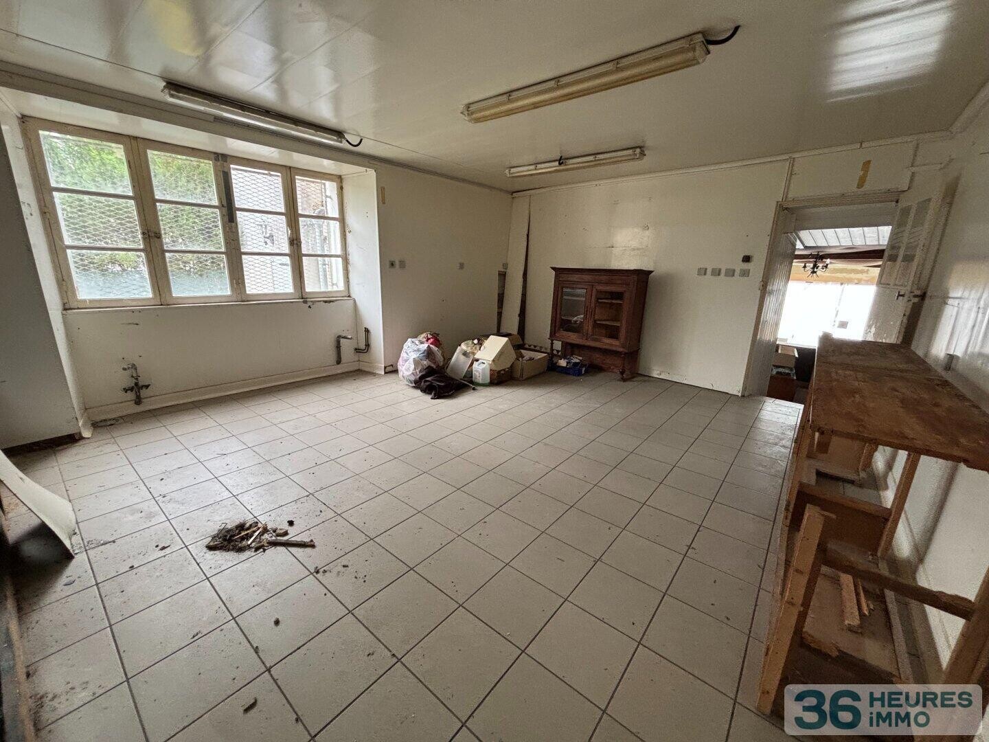 Maison centre ville avec bâtiments commerciaux