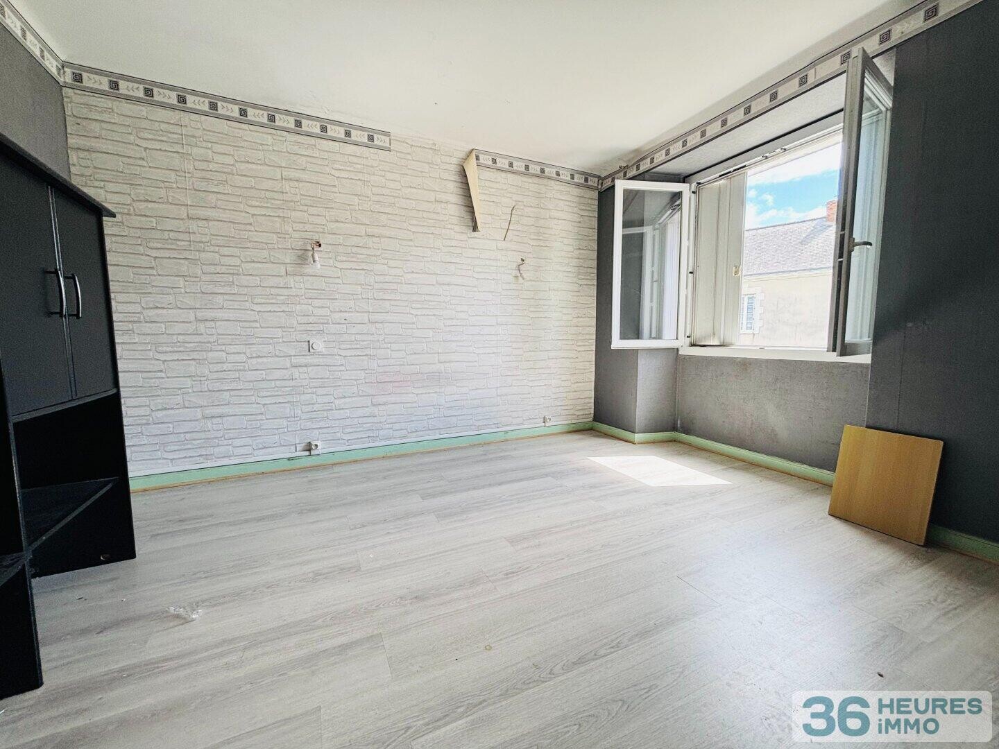 Maison centre ville avec bâtiments commerciaux