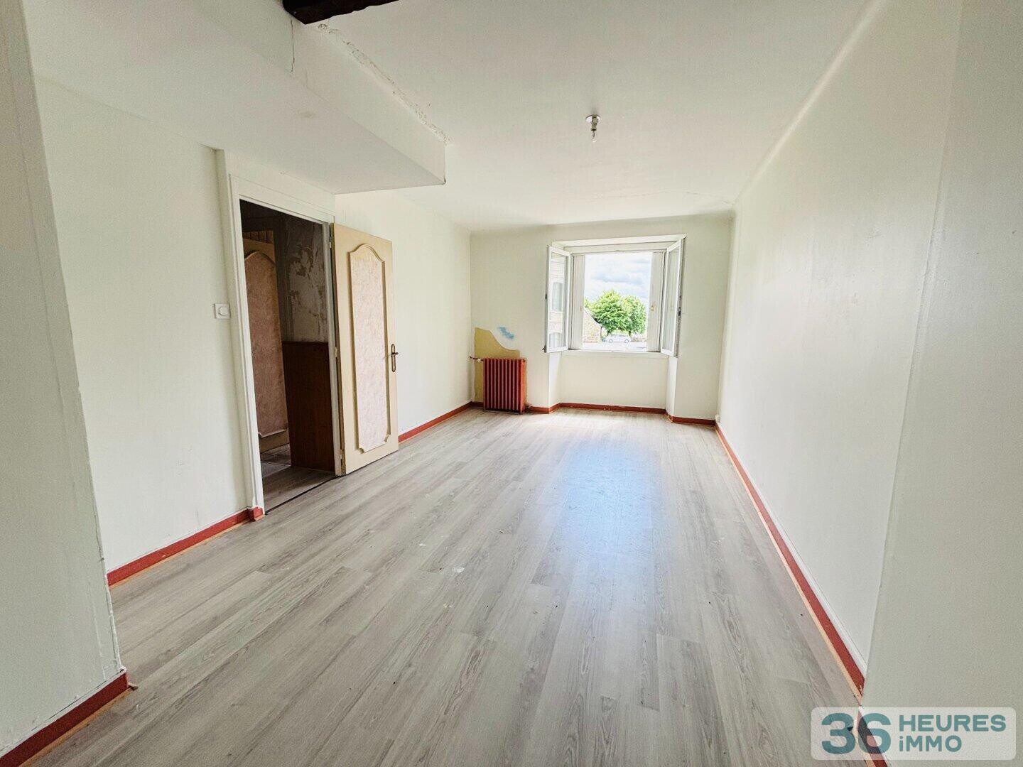 Maison centre ville avec bâtiments commerciaux