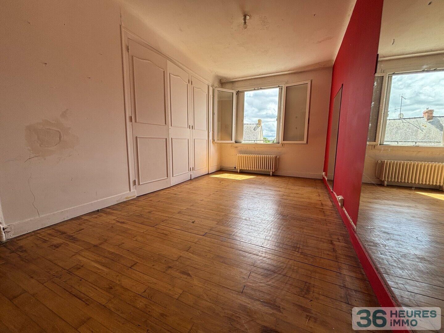 Maison centre ville avec bâtiments commerciaux