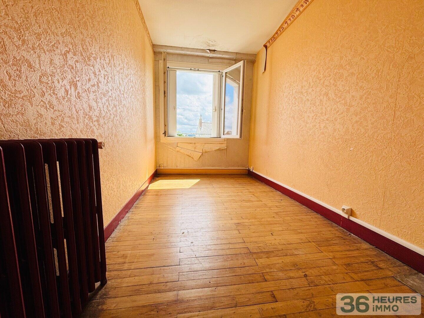 Maison centre ville avec bâtiments commerciaux