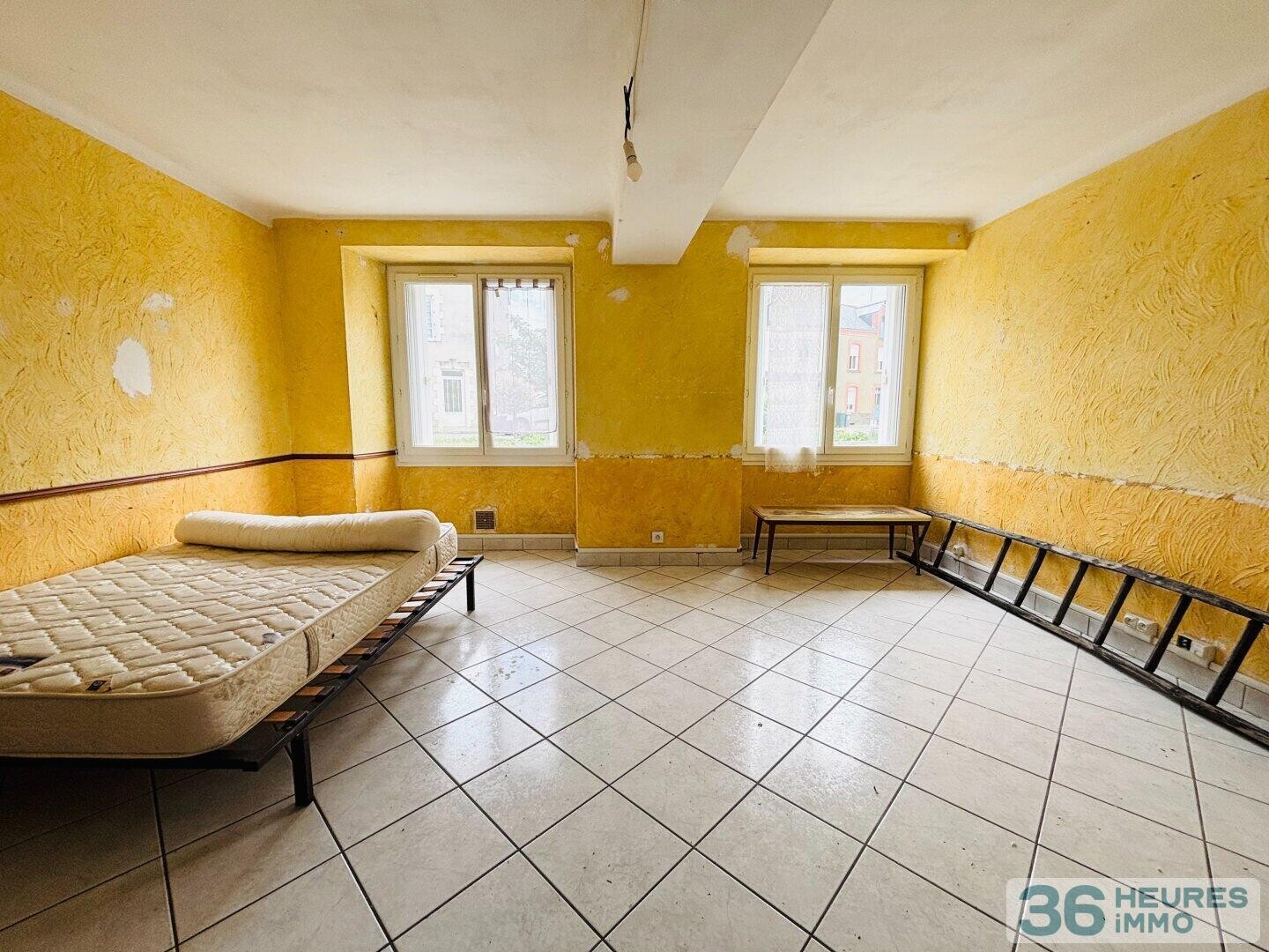 Maison centre ville avec bâtiments commerciaux