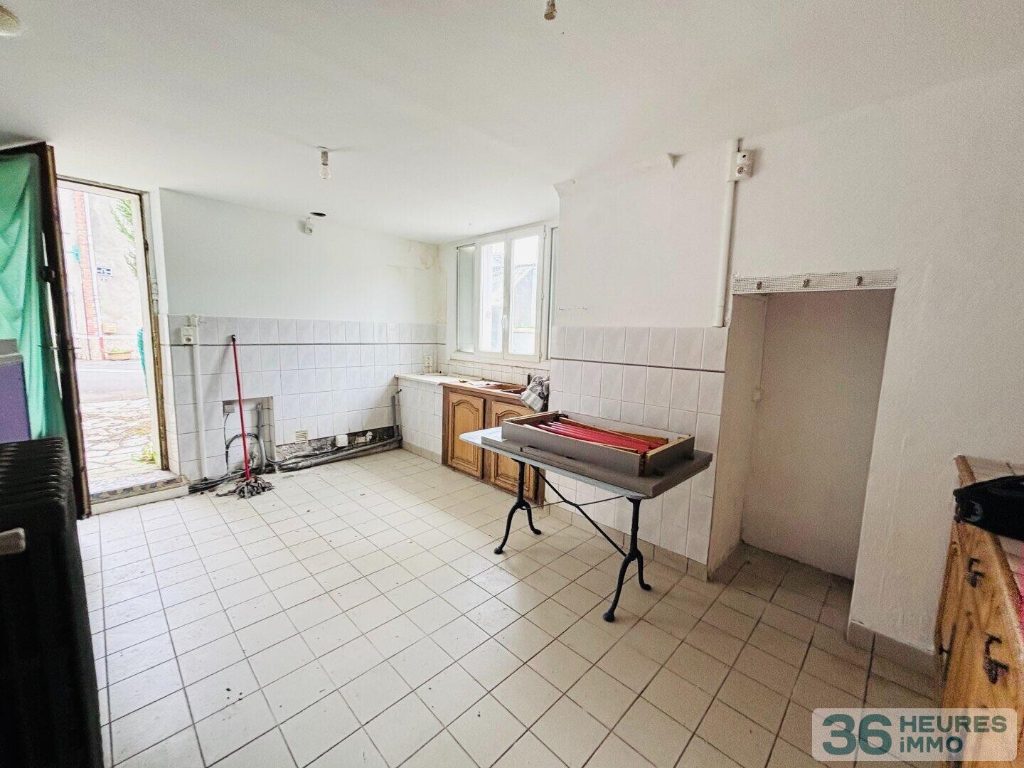 Maison centre ville avec bâtiments commerciaux