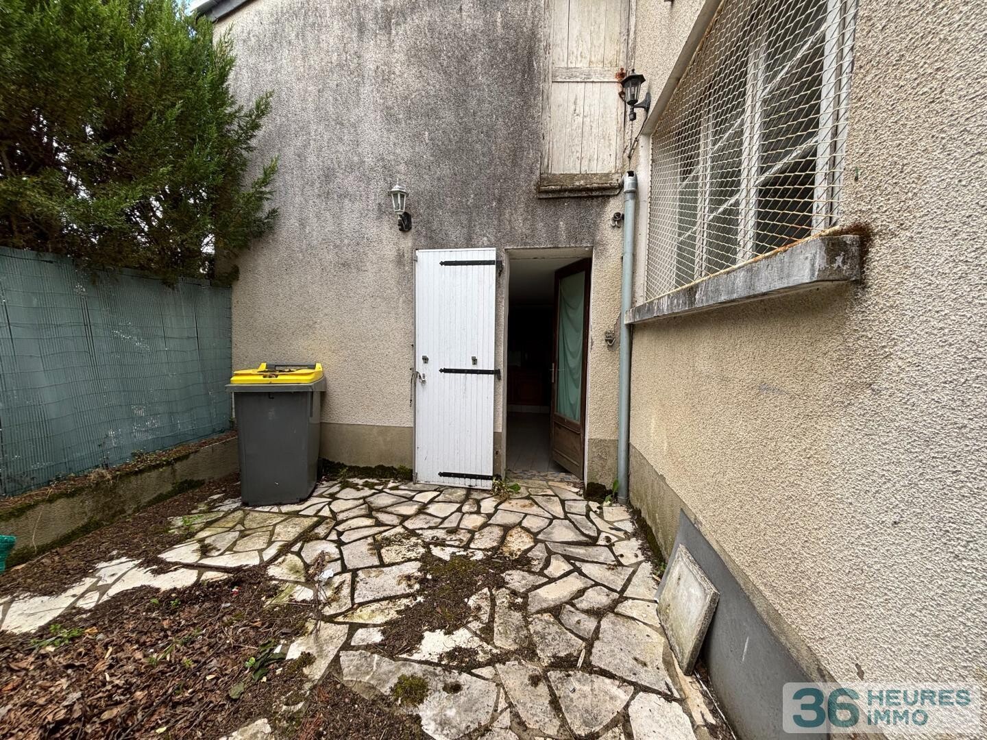 Maison centre ville avec bâtiments commerciaux