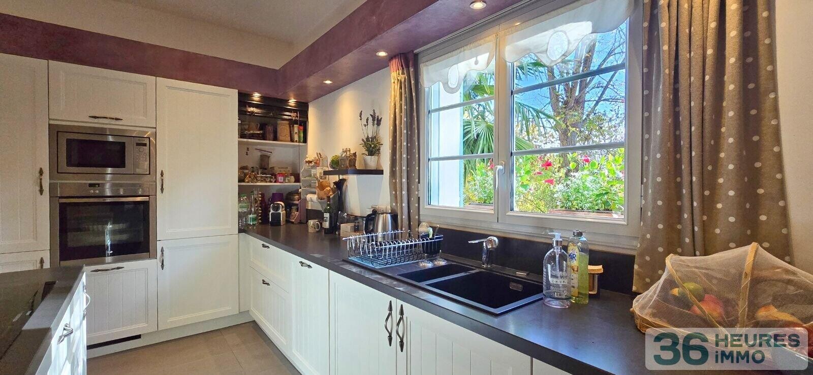 Maule - Maison de 9 pièces de 270m² + sous-sol total, 6 chambres, sur 3 300m².