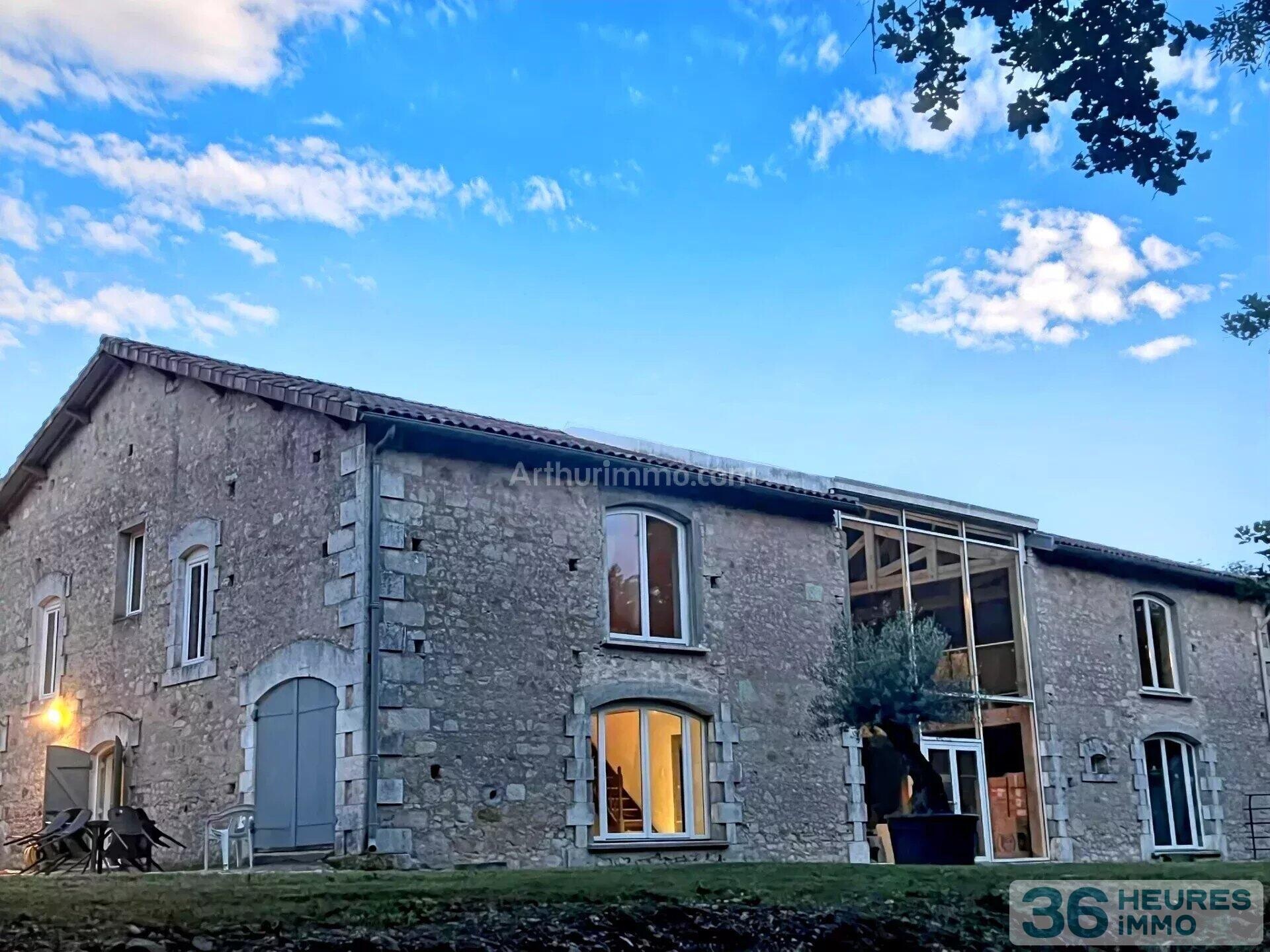 Propriété de caractère en pierre – Volumes exceptionnels – Usage résidentiel ou professionnel – Saint-Vallier