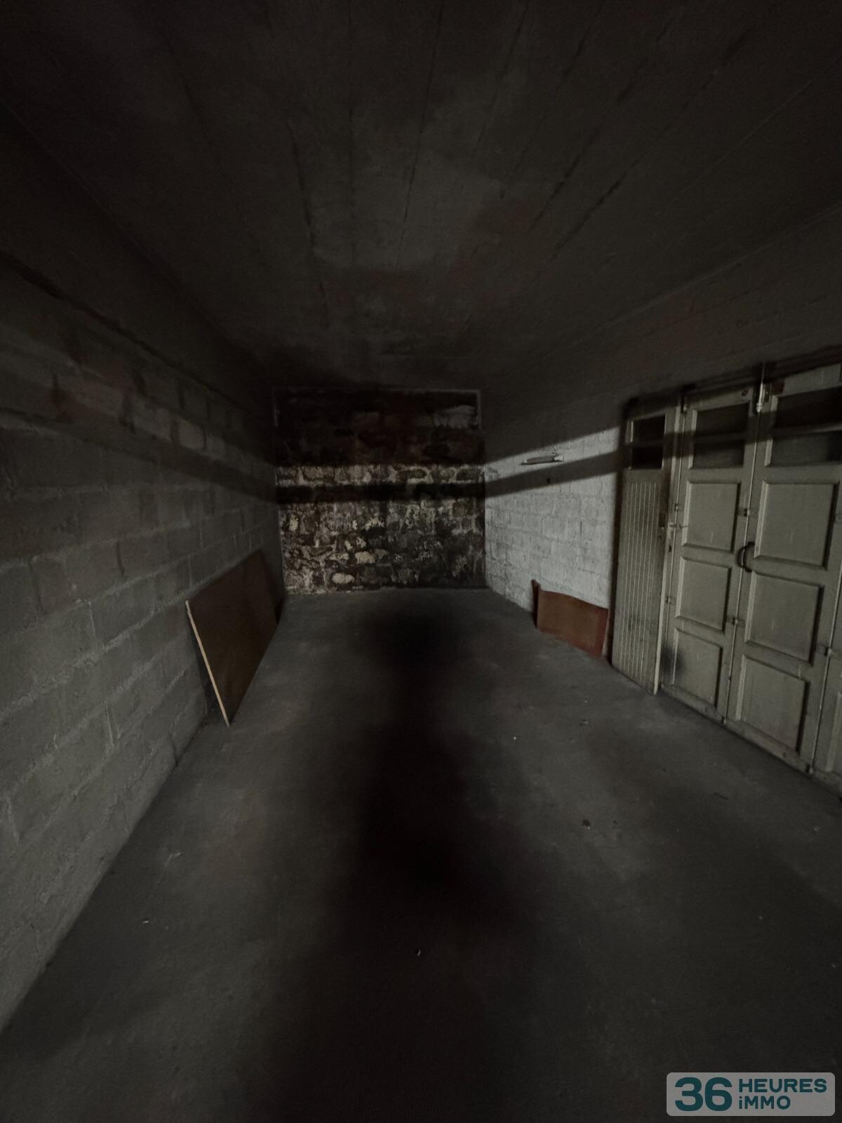 box fermé 20 m2 dans parking sécurisé av de Madrid