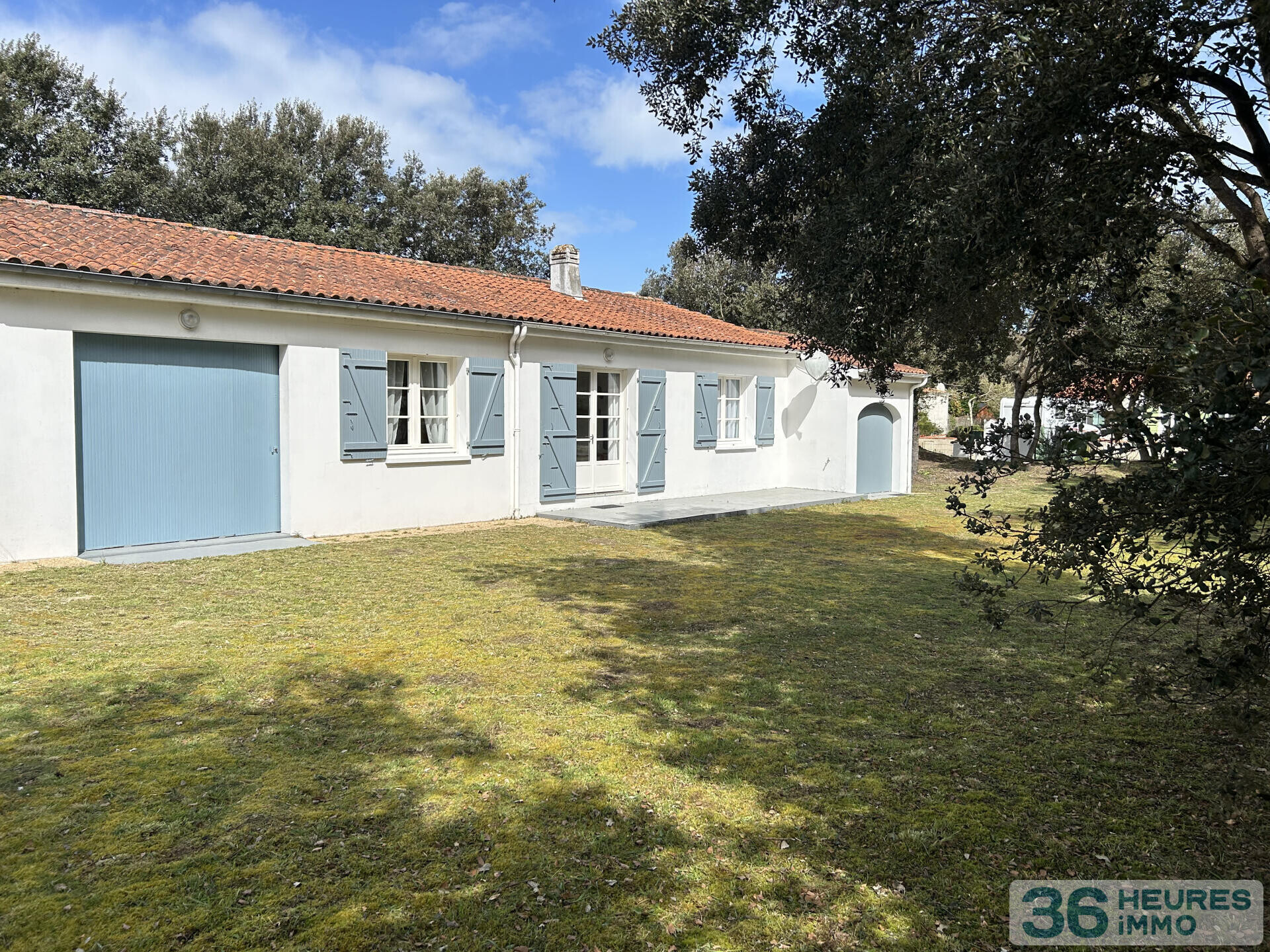 Grande propriété avec maison de caractère, piscine et dépendances sur 7800 m² de terrain à une heure de Paris.